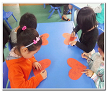 宜丰县幼儿园进行母亲节爱心贺卡设计活动 - 工