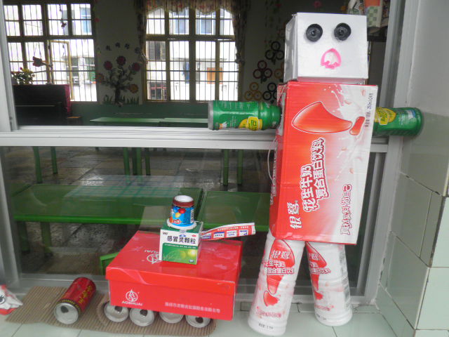 纸盒的联想--机器人和坦克 - 幼儿创意作品 - 宜